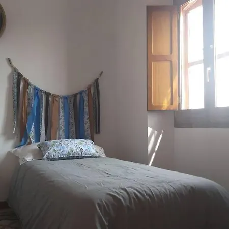 Casita Roja. Alójate En La Sierra De Mariola.